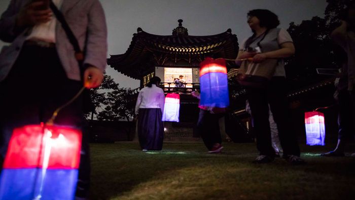 메인이미지  3 : 15일 오후 서울 창덕궁에서 열린 ‘창덕궁 달빛기행’에서 외국인 참석자들이 경내를 둘러보고 있다. 이 행사는 이날부터 10월 16일까지 보름달이 뜨는 시기에 내국인, 외국인으로 나누어 하루 한차례 진행된다.