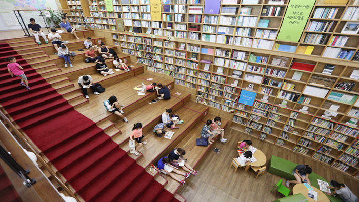 메인이미지  3 : 폭염이 계속된 17일 서울 세종대로 서울도서관에서 시민들이 책을 읽으며 더위를 식히고 있다.