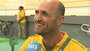 [자막뉴스]사이클 경기장서 오토바이 타는 男&hellip;숨은 조력자