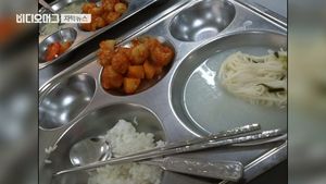 [자막뉴스] 650원 딸기가 1만1천 원&hellip;수천만 원 챙긴 영양사