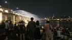 섬네일이미지  2: 21일 전국 곳곳에서 막바지 무더위가 기승을 부렸다. 강원과 경남 동해안 일대를 제외한 전국 대부분 지역에 폭염특보가 발효됐다. 일부 지역 폭염특보 지속일수는 25일째다. 이날 오후 서울 반포대교 아래 한강공원에 열대야를 잊기 위해 나온 시민들이 분수쇼를 바라보고 있다.