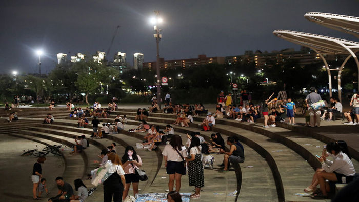 메인이미지  1 : 21일 전국 곳곳에서 막바지 무더위가 기승을 부렸다. 이날 오후 서울 반포대교 아래 한강공원에서 시민들이 더위를 피하고 있다.