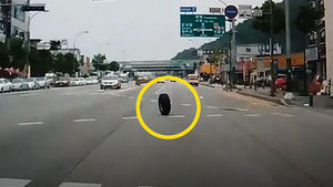 [제보영상] 도로 위에 갑자기 나타난 타이어&hellip;달리던 차에서 빠졌다?