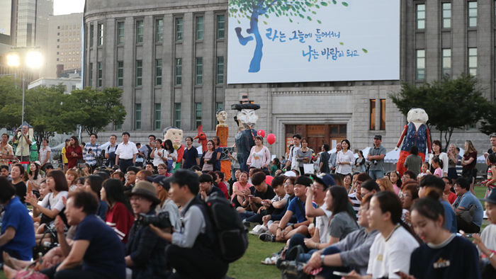 메인이미지  1 : 26일 저녁 시민들이 서울광장에서 '서울문화의밤' 행사의 하나로 공연된 안동하회탈놀이를 보고 있다.