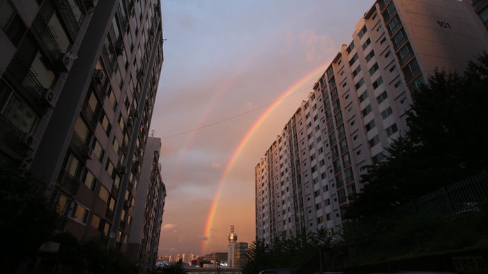 메인이미지  2 : 28일 오후 강원 춘천시 하늘에 비 온 뒤 쌍무지개가 떠 있다. 