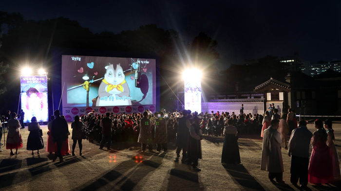 메인이미지  3 : 29일 서울 창덕궁 낙선재에서 애니메이션 '달빛궁궐' 시사회가 열리고 있다. 영화 '달빛궁궐'은 600년 만에 깨어난 창덕궁 속 환상의 세계에서 펼쳐지는 13살 소녀의 궁궐 판타지를 그린 애니메이션으로 오는 9월 7일 개봉한다.