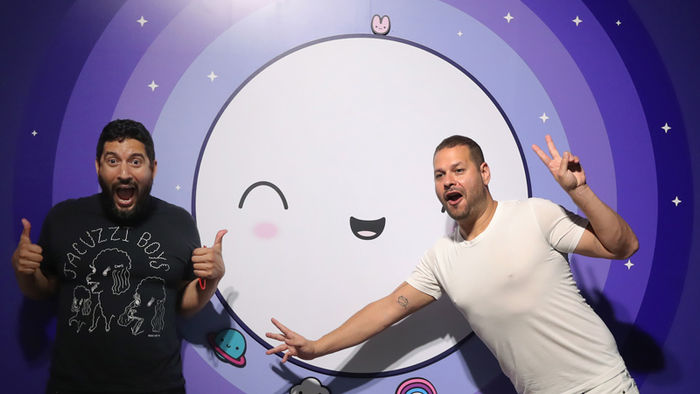 메인이미지  5 : 세계적인 공공미술작가 그룹 프렌즈위드유 아르투로 산도발(왼쪽), 사무엘 복슨이 1일 오전 서울 송파구 롯데월드 에비뉴엘 아트홀에서 열린 슈퍼문 프로젝트 기자간담회에서 포즈를 취하고 있다.