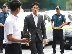 "경찰조사 통해 밝히겠다"&hellip;'성폭행 피소' 엄태웅 경찰출석