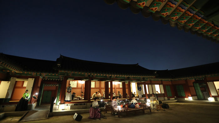 메인이미지  4 : 1일 오후 서울 경복궁에서 열린 대장금과 함께하는 '경복궁 별빛야행'에 참가한 시민들이 청사초롱을 들고 산책을 하고 있다. 경복궁 별빛야행은 1일부터 17일까지 휴궁일인 6일과 13일을 제외하고 매일 두 차례 진행된다.