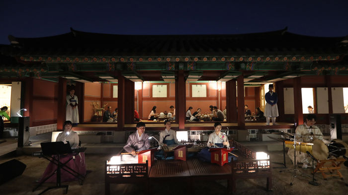 메인이미지  3 : 1일 오후 서울 경복궁에서 열린 대장금과 함께하는 '경복궁 별빛야행'에 참가한 시민들이 청사초롱을 들고 산책을 하고 있다. 경복궁 별빛야행은 1일부터 17일까지 휴궁일인 6일과 13일을 제외하고 매일 두 차례 진행된다.