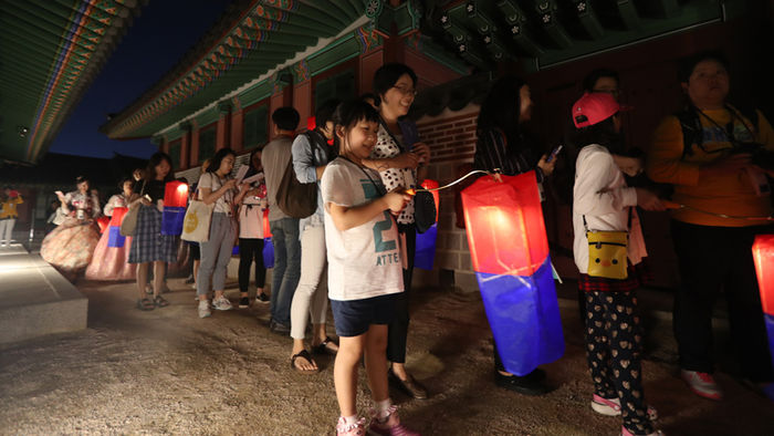 메인이미지  1 : 1일 오후 서울 경복궁에서 열린 대장금과 함께하는 '경복궁 별빛야행'에 참가한 시민들이 청사초롱을 들고 산책을 하고 있다. 경복궁 별빛야행은 1일부터 17일까지 휴궁일인 6일과 13일을 제외하고 매일 두 차례 진행된다.