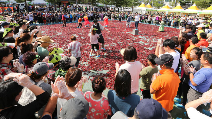 메인이미지  6 : 3일 오후 괴산군 괴산읍 문화체육센터 일원에서 '괴산 고추축제'가 열렸다. (사진=괴산군)