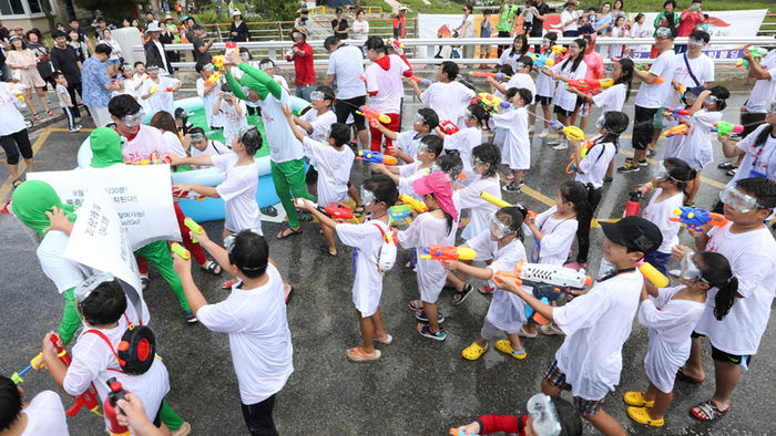 메인이미지  4 : 3일 오후 괴산군 괴산읍 문화체육센터 일원에서 '괴산 고추축제'가 열렸다. (사진=괴산군)