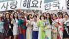 섬네일이미지  4:5일 오후 서울 광화문 세종대왕 동상 앞에서 2016 세종학당 우수 학습자 초청 연수 참가자들이 각국 전통 복장과 한복을 입고서 기념촬영을 하고 있다.