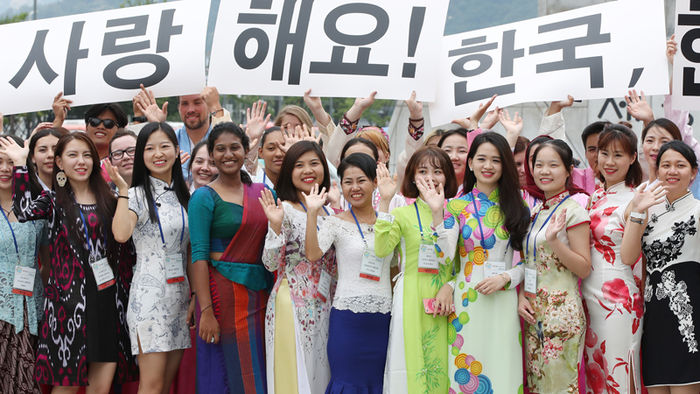 메인이미지  4 : 5일 오후 서울 광화문 세종대왕 동상 앞에서 2016 세종학당 우수 학습자 초청 연수 참가자들이 각국 전통 복장과 한복을 입고서 기념촬영을 하고 있다.