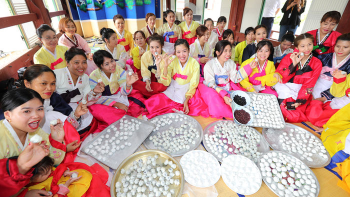 메인이미지  5 : 7일 강원 강릉시 강릉향교에서 성균관 여성유도회 강릉지부, 강릉시다문화가족지원센터 주관으로 열린 '2016 강릉시 다문화가족 한가위 문화체험' 행사에 참가한 결혼 이민자들이 송편을 빚은 뒤 기념사진을 찍고 있다. 