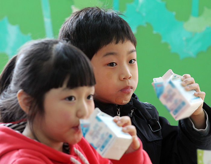 우유 급식 먹는 아이들 (사진=연합뉴스)