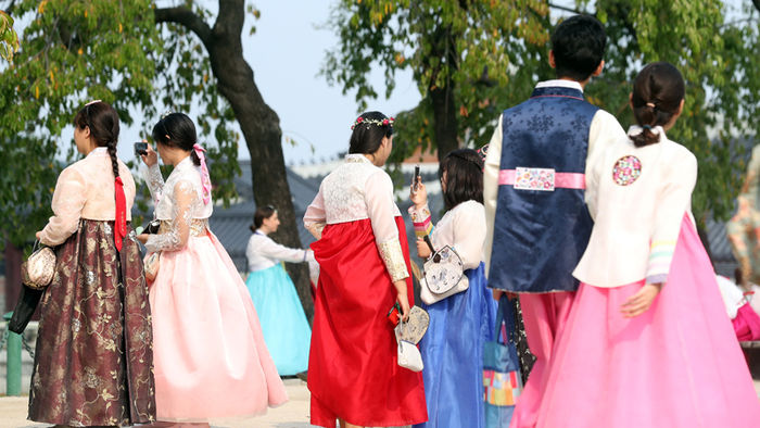 메인이미지  2 : 추석을 하루 앞둔 14일 오후 한복을 차려입고 서울 경복궁을 찾은 시민들이 기념사진을 찍고 있다.
