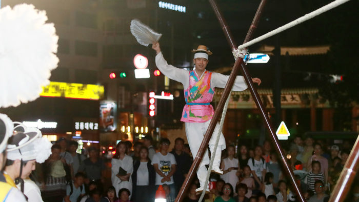 메인이미지  4 : 추석인 15일 밤 서울 태평로 서울광장에서 열린 '문화가 흐르는 서울' 추석특집 공연에서 전통 줄타기 묘기가 펼쳐지고 있다.