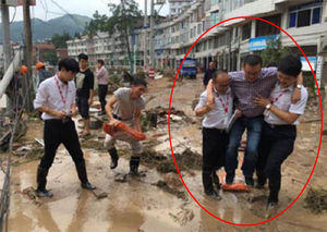 中 태풍 수해현장서 부축받아 흙탕물 건넌 관리 면직
