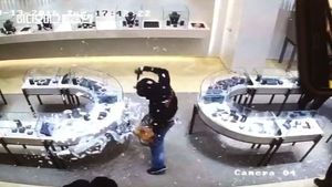[자막뉴스] 별안간 뛰어들어 망치질&hellip;40초 만에 털린 11억 보석