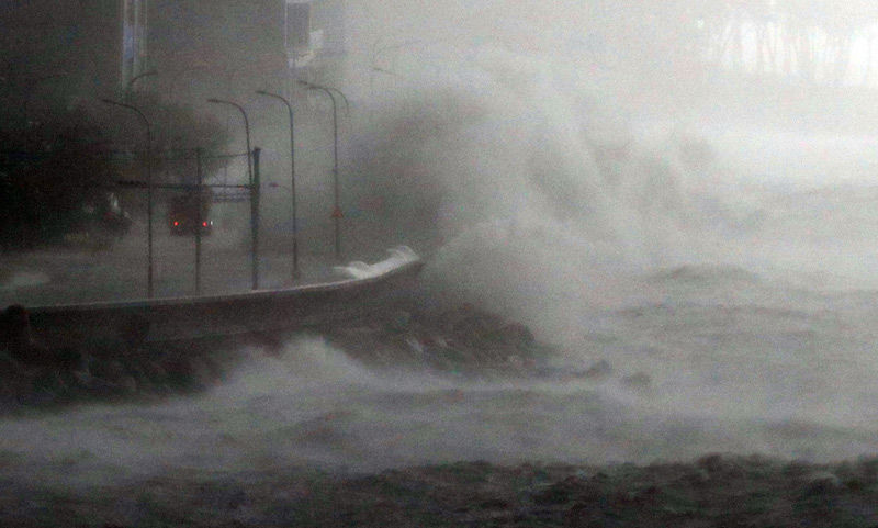 [슬라이드 포토] 해운대 해안 덮치는 해일