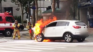 [제보영상] 갑자기 불붙은 SUV '펑'&hellip;급히 대피한 운전자