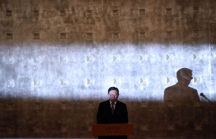 메인이미지  2 : 신동빈 회장이 25일 서울 롯데호텔에서 사과문을 발표하고 있다.