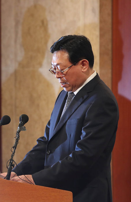 메인이미지  5 : 신동빈 회장이 25일 서울 롯데호텔에서 사과문을 발표하고 있다.