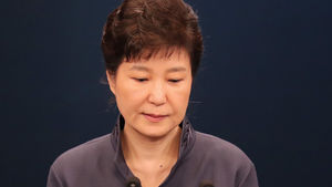 [슬라이드 포토] 박 대통령 "최순실 도움 받았다" 사과&hellip;굳은 표정