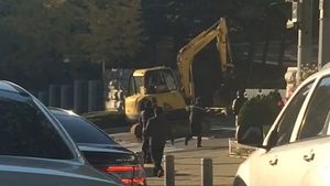 [제보영상] 대검 청사 돌진한 굴착기&hellip;"최순실 때문에"