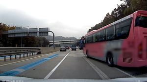 [제보영상] 지시등도 안 켜고&hellip;갑자기 밀고 들어오는 버스 '아찔'