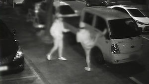 [제보영상] 사이드미러 부수는 남성들&hellip;인증사진까지 '찰칵'