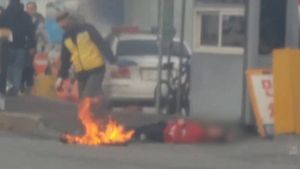 [제보영상] "음주 적발에 불만"&hellip;옷에 불붙인 남성