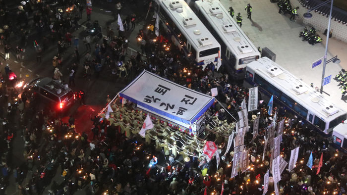 메인이미지  1 : 12일 오후 서울 도심에서 열린 '2016 민중총궐기' 집회에서 전국농민회총연맹이 박근혜 대통령 퇴진을 요구하는 대형 상여를 메고 청와대 방향으로 행진하고 있다.