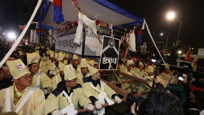 메인이미지  3 : 12일 서울 도심에서 열린 박근혜 대통령 퇴진 3차 촛불집회 참가 시민들이 상여를 메고 종로구 내자동에서 청와대 방향으로 향하고 있다.
