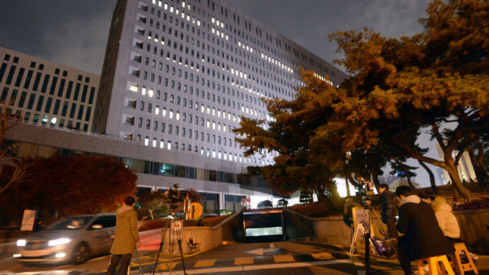 메인이미지  2 : 검찰 특별수사본부가 작년 7월 박근혜 대통령 개별 면담 의혹과 관련해 당시 면담에 참석한 것으로 확인된 재벌 총수들을 대거 소환 조사 중인 13일 저녁 서울 서초동 중앙지검 앞에서 취재진이 이재용 삼성전자 부회장 등 재벌 총수들이 조사를 마치고 나오길 기다리고 있다.