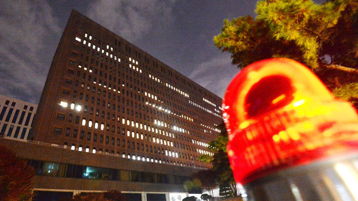 메인이미지  1 : 검찰 특별수사본부가 작년 7월 박근혜 대통령 개별 면담 의혹과 관련해 당시 면담에 참석한 것으로 확인된 재벌 총수들을 대거 소환 조사 중인 13일 오후 서울 서초동 중앙지검 청사 내 조사실 곳곳에 불이 켜져 있다.