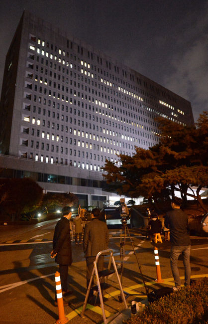 메인이미지  3 : 검찰 특별수사본부가 작년 7월 박근혜 대통령 개별 면담 의혹과 관련해 당시 면담에 참석한 것으로 확인된 재벌 총수들을 대거 소환 조사 중인 13일 저녁 서울 서초동 중앙지검 앞에서 취재진이 이재용 삼성전자 부회장 등 재벌 총수들이 조사를 마치고 나오길 기다리고 있다.