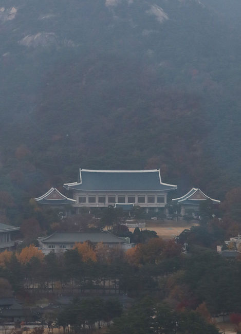 메인이미지  4 : 사상 초유의 현직 대통령에 대한 검찰 조사가 이뤄질 전망이다. 검찰은 13일 박근혜 대통령에 대한 수사를 이번 주 내에 하겠다는 입장을 밝히며 청와대 측의 입장을 기다린다고 말했다. 이날 저녁 청와대 본관은 불이 모두 꺼진 채 적막감에 싸여 있다.