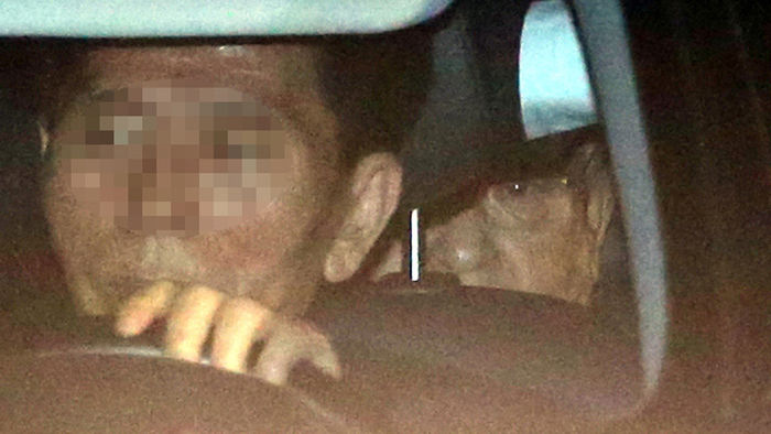 메인이미지  1 : 검찰 조사를 마친 손경식 CJ그룹 회장이 14일 새벽 서울 서초구 서울중앙지검 주차장에서 운전석 뒤에 몸을 숨기고 빠져나오고 있다.