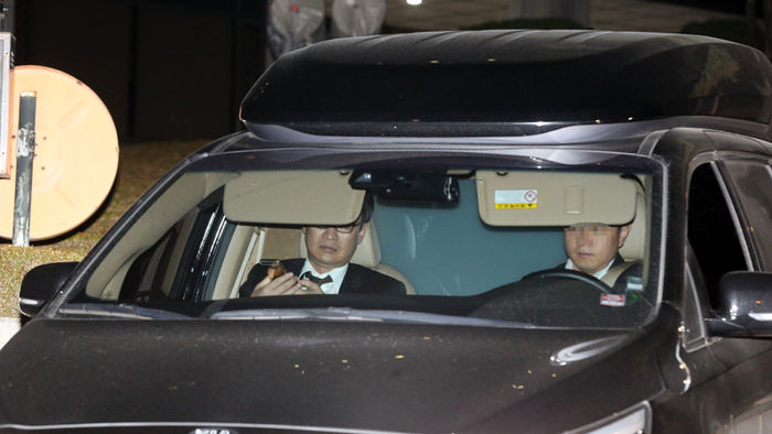 메인이미지  4 : 검찰 조사를 마친 삼성 이재용 부회장이 탄 차량이 14일 새벽 서울 서초동 서울중앙지검 지하주차장을 나서고 있다. 운전석 뒤에 설치된 파란 가림막 뒤로 앉아 있는 사람의 모습이 비치고 있다.