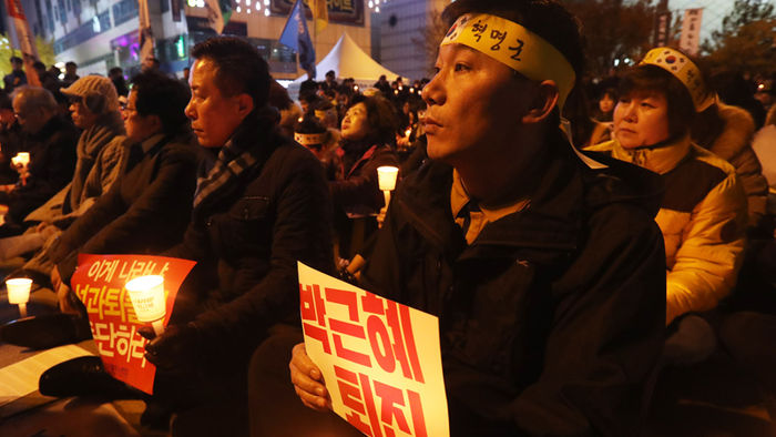 메인이미지  1 : 15일 오후 경기도 성남시 분당구 야탑역 광장에서 열린 '박근혜 대통령 퇴진 성남시민대회 및 성남국민운동본부 출범식'에 참석한 시민들이 촛불을 들고 있다. 