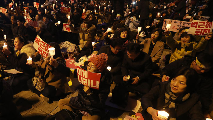 메인이미지  2 : 15일 오후 경기도 성남시 분당구 야탑역 광장에서 열린 '박근혜 대통령 퇴진 성남시민대회 및 성남국민운동본부 출범식'에 참석한 시민들이 촛불을 들고 있다. 