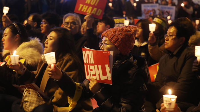 메인이미지  4 : 15일 오후 경기도 성남시 분당구 야탑역 광장에서 열린 '박근혜 대통령 퇴진 성남시민대회 및 성남국민운동본부 출범식'에 참석한 시민들이 촛불을 들고 있다. 