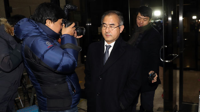 메인이미지  1 : '문화계 황태자'로 군림한 차은택(47&middot;구속)씨의 외삼촌인 김상률(56) 전 청와대 교육문화수석비서관이 16일 오전 조사를 마치고 서초동 서울중앙지검을 나서고 있다.