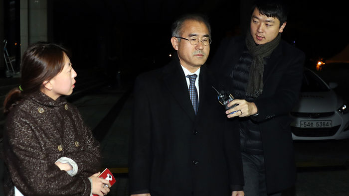 메인이미지  2 : '문화계 황태자'로 군림한 차은택(47&middot;구속)씨의 외삼촌인 김상률(56) 전 청와대 교육문화수석비서관이 16일 오전 조사를 마치고 서초동 서울중앙지검을 나서고 있다.