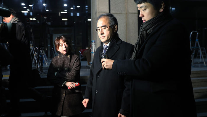 메인이미지  3 : '문화계 황태자'로 군림한 차은택(47&middot;구속)씨의 외삼촌인 김상률(56) 전 청와대 교육문화수석비서관이 16일 오전 조사를 마치고 서초동 서울중앙지검을 나서고 있다.