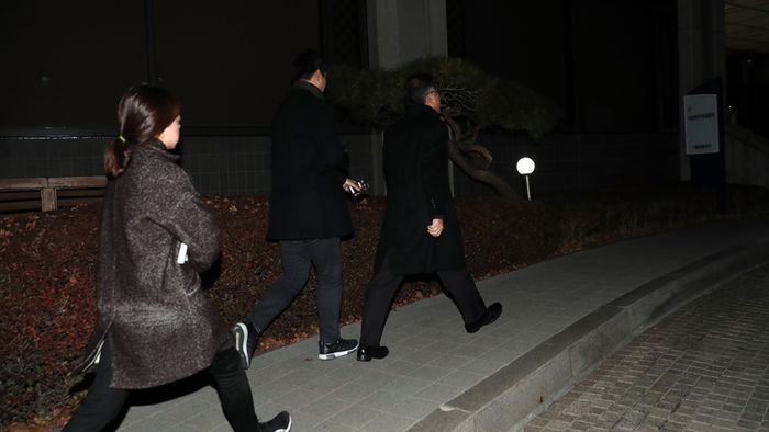 메인이미지  4 : '문화계 황태자'로 군림한 차은택(47&middot;구속)씨의 외삼촌인 김상률(56) 전 청와대 교육문화수석비서관이 16일 오전 조사를 마치고 서초동 서울중앙지검을 나서던 중 기자들이 질문하자 반대 방향으로 달아나고 있다.