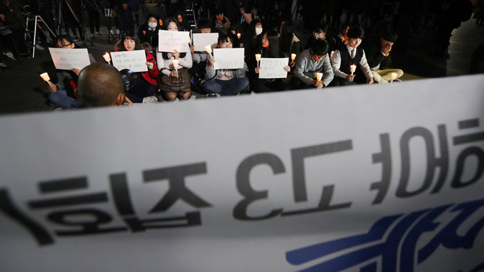 메인이미지  1 : 17일 저녁 서울 종로구 종각에서 열린 박근혜 대통령 하야 촉구 고3 집회에서 참석자들이 박 대통령의 하야를 촉구하고 있다.